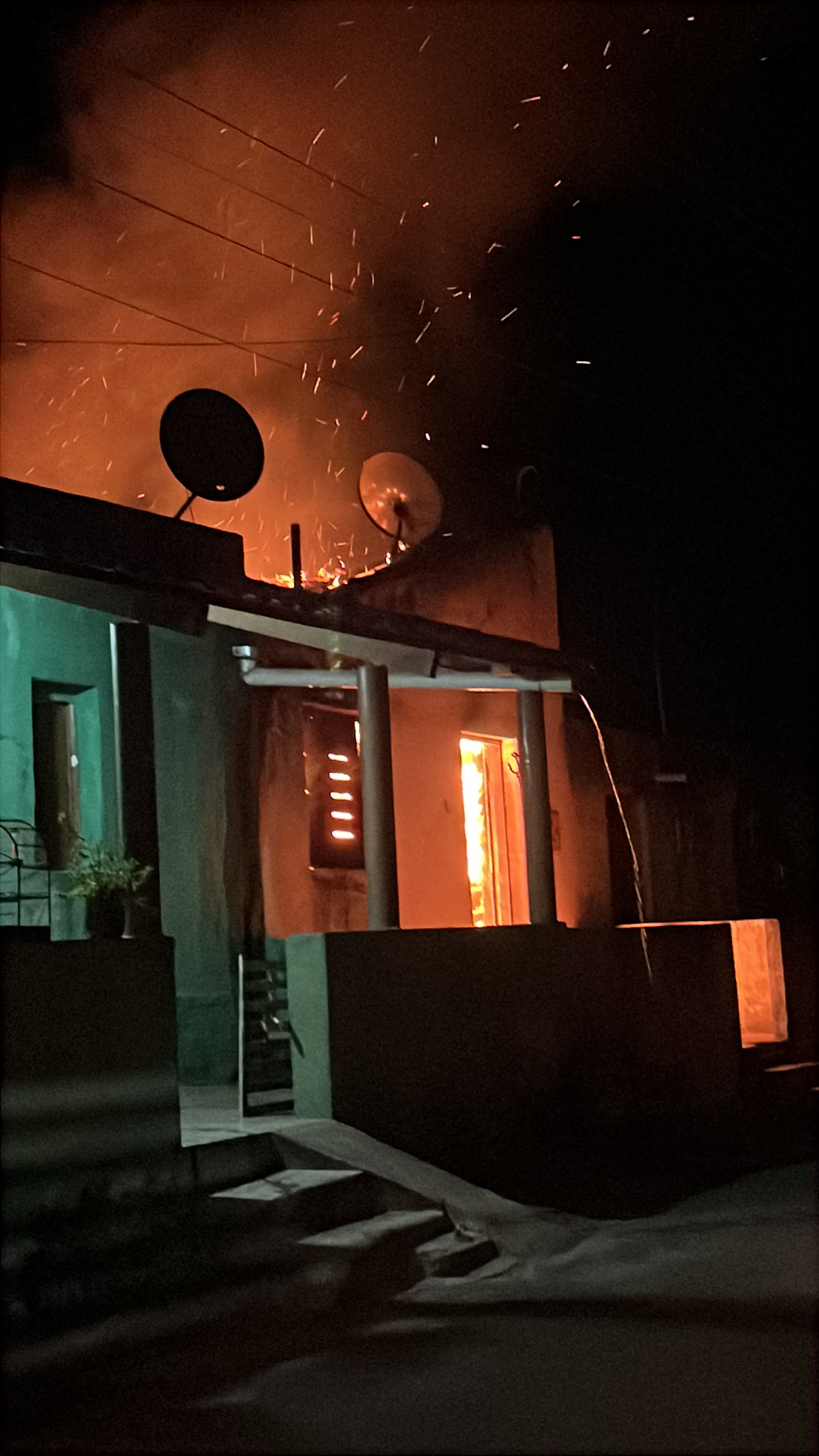 Homem é preso após incendiar casa e ameaçar companheira em Lavras da Mangabeira