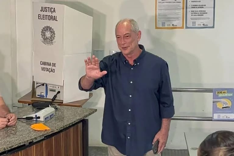Ciro Gomes pode anunciar apoio a Flávio Bolsonaro no segundo turno