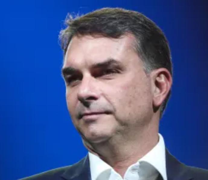 Flávio Bolsonaro denuncia exibição de propaganda eleitoral sem áudio na TV aberta