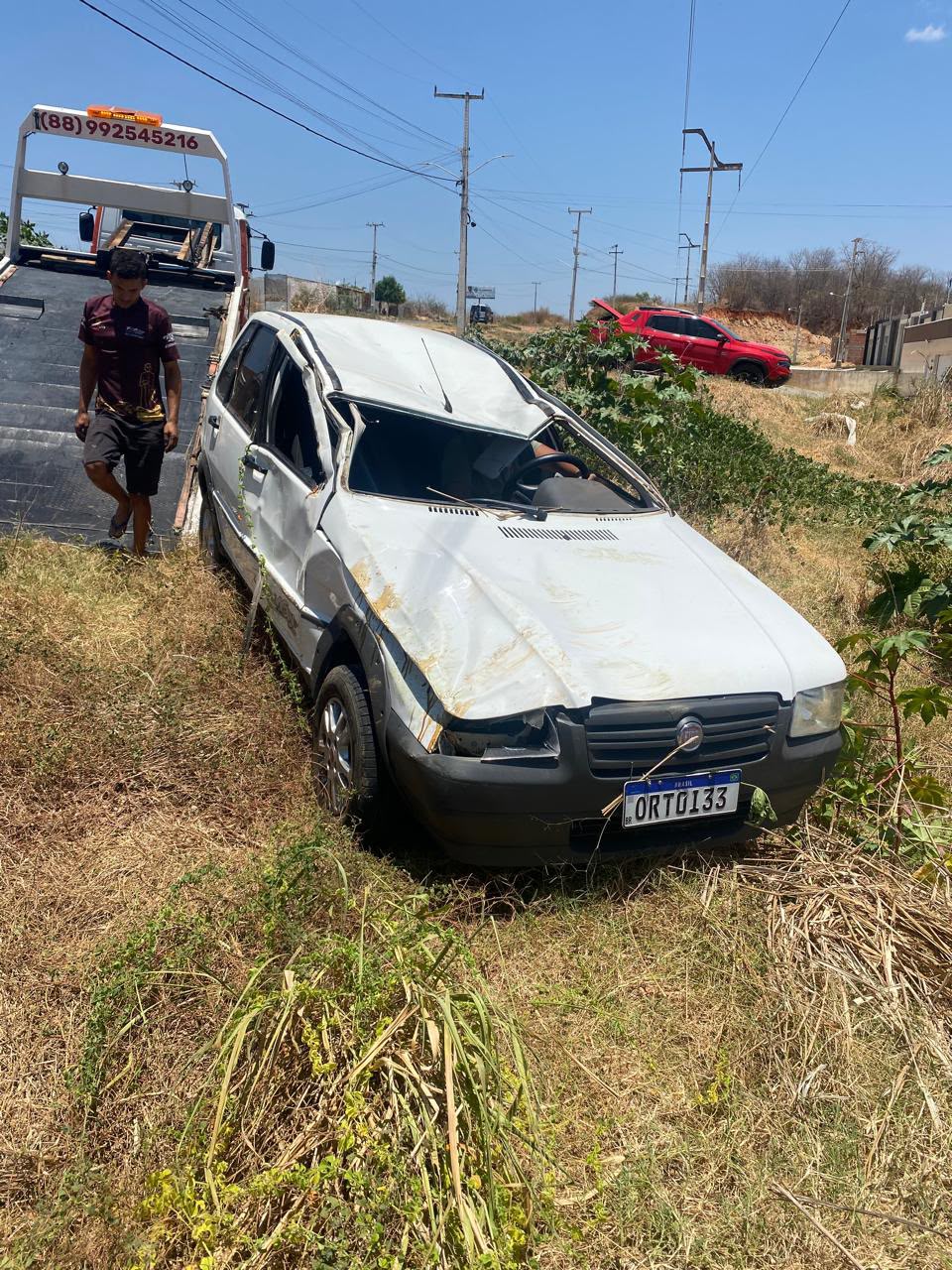 Carro perde o controle e capota na BR-230, em Várzea Alegre.