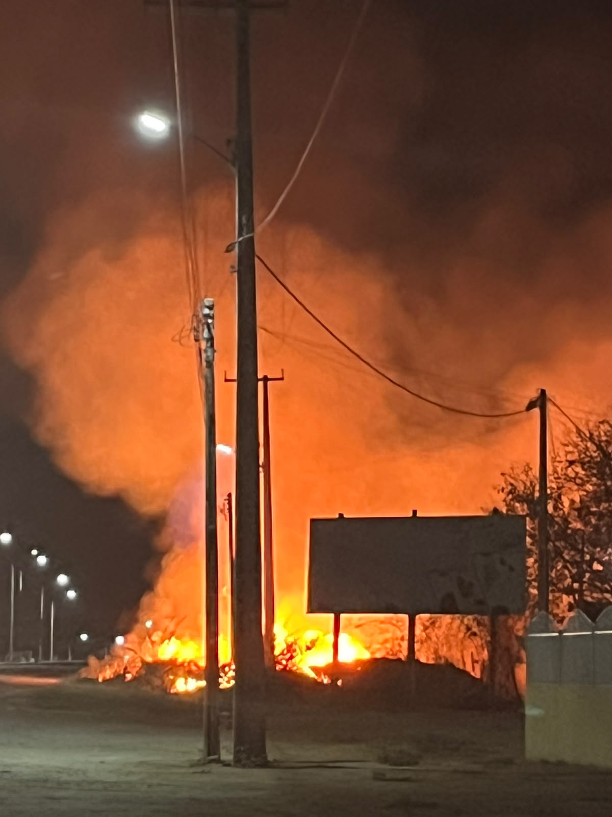 Incêndio de grandes proporções chama atenção às margens da BR-230, em Várzea Alegre