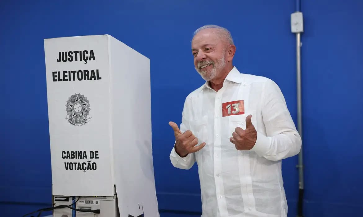 Lula vence Flávio Bolsonaro e é reeleito presidente do Brasil